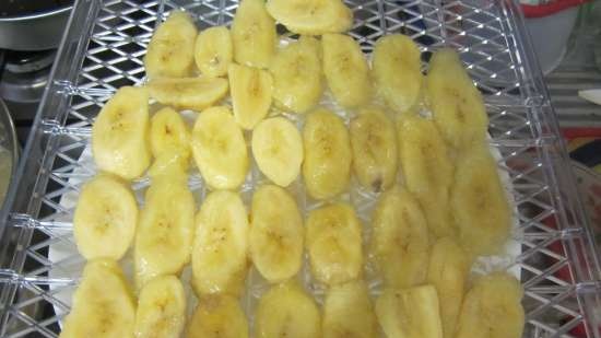 Banana chips in sciroppo di zucchero in asciugatrice elettrica Travola 333