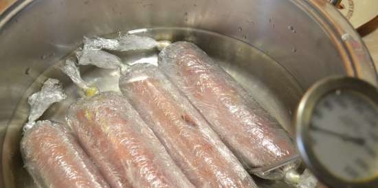 Involtini di salsiccia di pollo con albicocche secche e salvia "sous-vide"