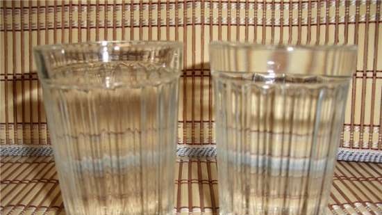 A liszt és a víz mennyisége egy csiszolt pohárban