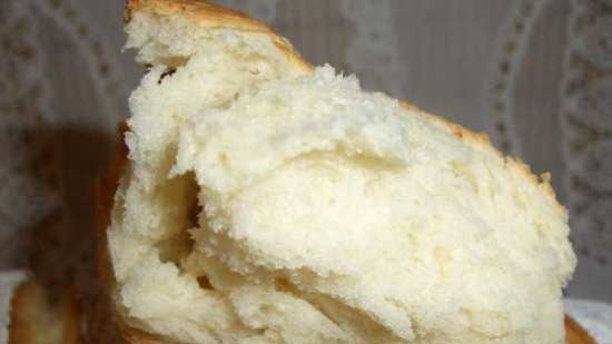 Pane di grano tenero con formaggio a pasta molle e vino bianco al forno