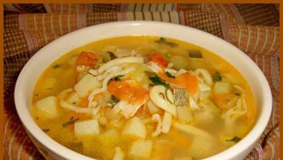 Zuppa di zucchine, sedano e tagliatelle fatte in casa