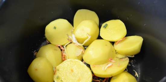 سمك القد مطهي في النبيذ الأبيض والبطاطس المسلوقة مع السبانخ (اثنان في واحد) في قدر الضغط أورسون