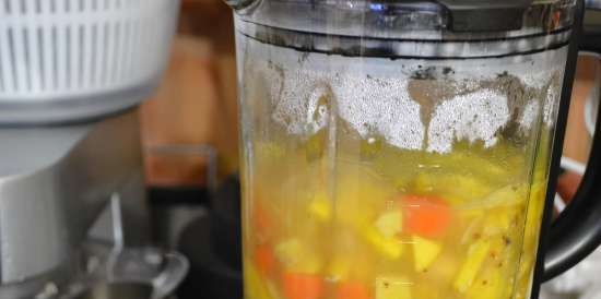 حساء المانجو المهروس في خلاط Profi Cook متعدد الخلاط