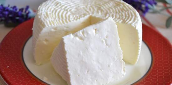 Naturalny miękki ser domowy na zakwasie z pepsyną