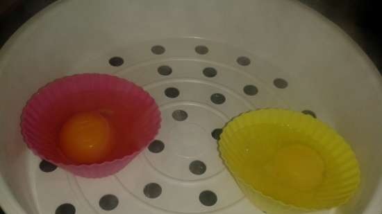 Ensalada en cestas de huevos