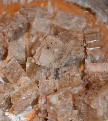 Okroshka con carne en gelatina sobre kvas blanco casero con rábano picante