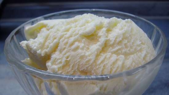 Sundae fagylalt a Nastya hétfői receptje szerint áfonyamártással (3812-es márka fagylaltkészítő)
