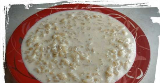 Porridge d'orzo con latte in una pentola a cottura lenta