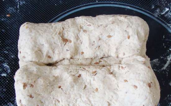 Pane di grano tenero con lievito naturale di lino e segale, con crusca e semi di lino