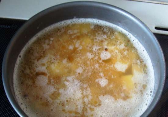 Pureer soep met brandnetel en garnalen