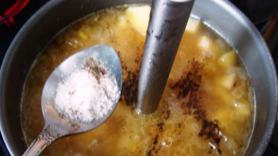 Pureer soep met brandnetel en garnalen