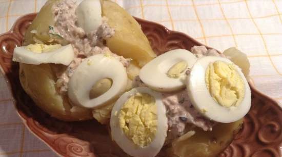 Sült burgonya tonhalral (Folienkartoffeln mit Thunfisch-Fullung)