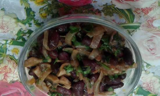 Pittige salade met bonen, gebakken uitjes en champignons.