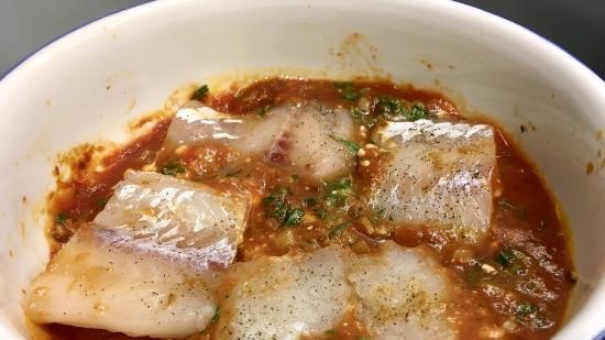 Hvit fisk bakt i form med tomat og feta saus i Ninja® Foodi® 6,5-qt., Kan være i ovnen