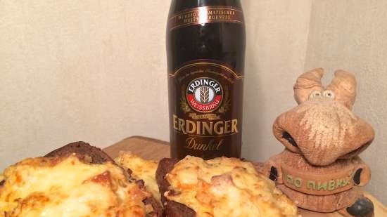 Tostada con chucrut y queso para una fiesta de cerveza (chucrut - Brot 
