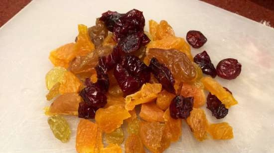 Płatki owsiane (surowe) na twarożku i kefirze z jagodami, suszonymi owocami, orzechami (zdrowe śniadanie lub dietetyczna kolacja)