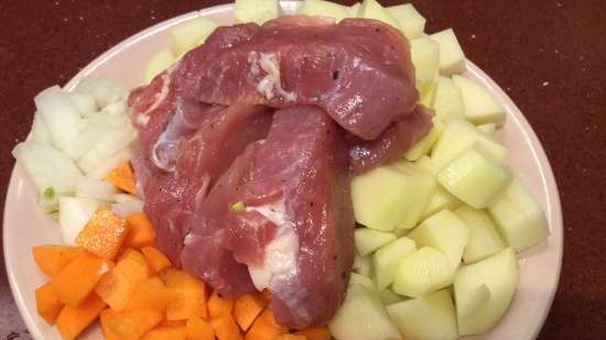 Gjærstrudel med svinekjøtt og surkål i Steba (Strudli aus Hefeteig mit Schweinefleisch und Sauerkraut)