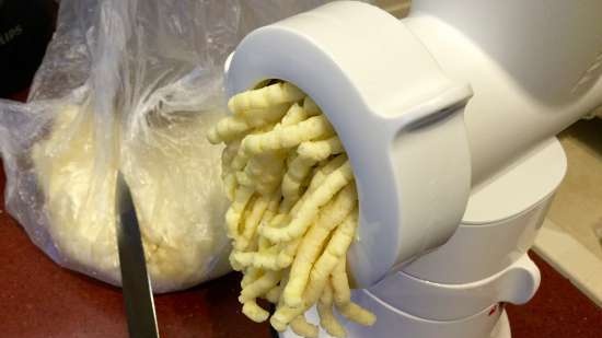 Biscotti di pasta frolla Worms (attraverso un tritacarne)