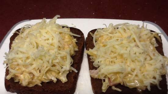 Toast with sauerkraut and cheese for a beer party (Sauerkraut - Brot 