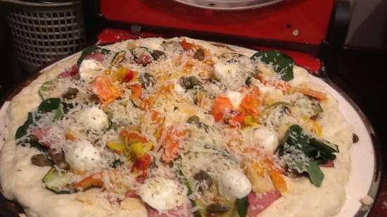 Pizza bianca (Pizza bianca) con carne essiccata, zucchine, capperi e uova di quaglia
