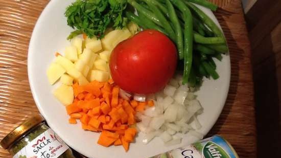 Olasz zöldségleves tésztával, kolbászos húsgombóccal és pesto szósszal