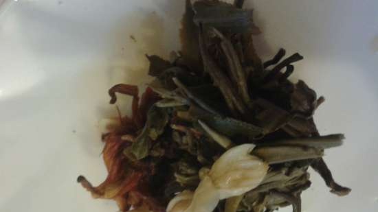 Kapcsolódó erjesztett fűzfa tea különféle adalékokkal