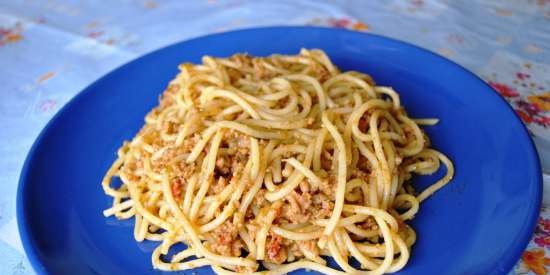 Pesto pasta with meat