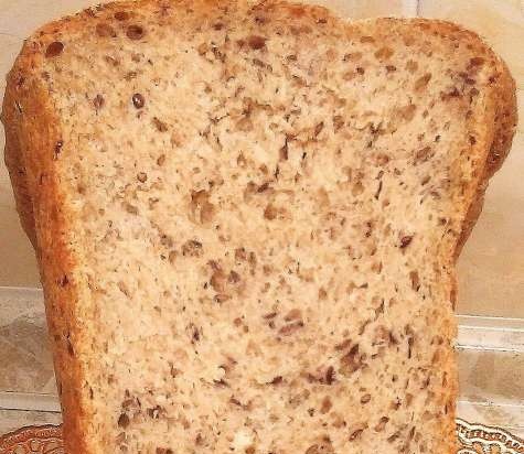 Pane fatto con tre tipi di farina e semi di lino