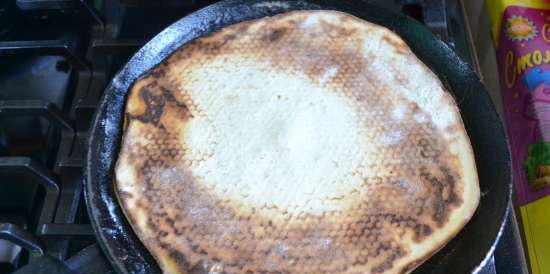 Gecondenseerde melkcake in een pan
