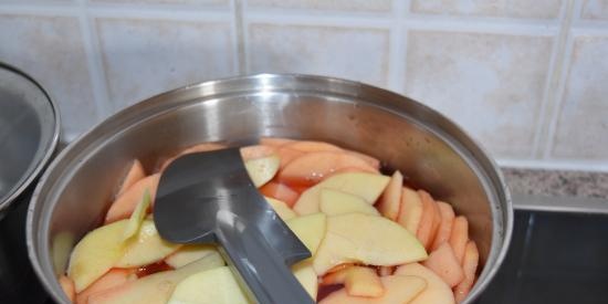 Manzanas secas en almíbar de fresa
