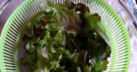 Zöld saláta, gyógynövények és joghurt turmix