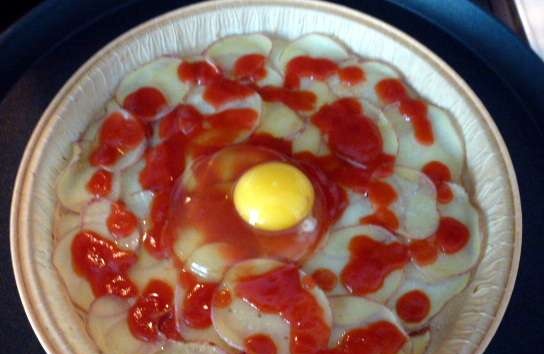 بيض مقلي في بطاطس مع جبن ولحم مقدد