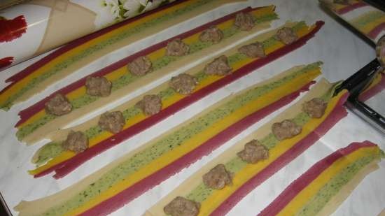 Pierogi (pierogi, ravioli, makaron) z ciasta kolorowego (klasa mistrzowska)