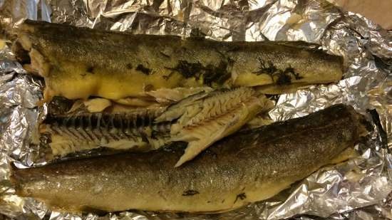 Pesce dietetico Non abbiamo paura delle ossa (per la pappa e non solo) in una pentola a cottura lenta
