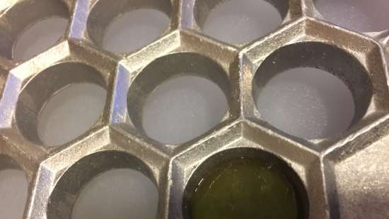 Preparazione delle polpette e non solo in stampi da ghiaccio in silicone