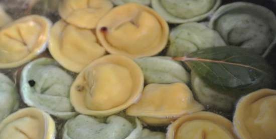 Albóndigas (albóndigas, ravioles, fideos) de masa coloreada (clase magistral)