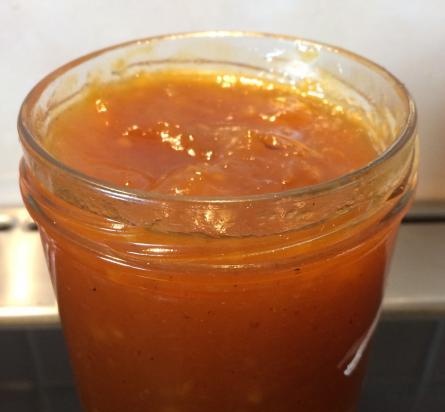 Meruňkový džem se zázvorem, skořicí a pepřem