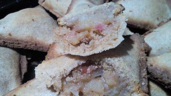 Torte di grano saraceno con pere e prugne nella macchina mini-samsa Samboussa maker (magro)