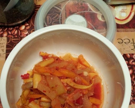 Lobio o fagiolini in scatola con pomodori con carote e peperoni (senza acqua, olio e aceto)