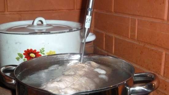 Szynka wieprzowa ze skórą wieprzową w maszynie do szynki Belobok bez soli azotynowej