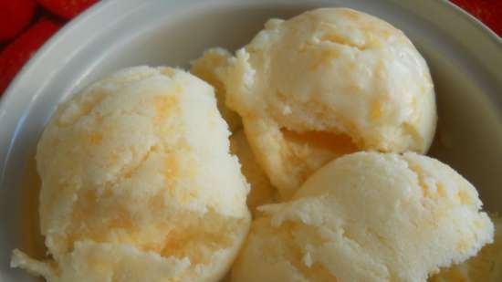 Vanília fagylalt eperlekvárral (3812-es márkájú fagylaltkészítő)
