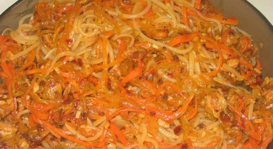 Funchoza met vlees en groenten (zoals gekookt in Centraal-Azië)