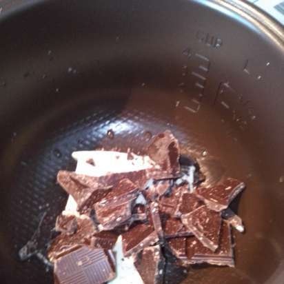 Sjokolade brownie med kaprifol eller kirsebær i en multikoker Redmond RMC-01