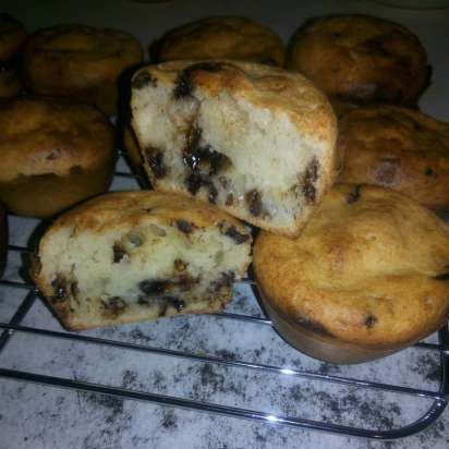 Muffins de requesón con pasas y gotas de chocolate