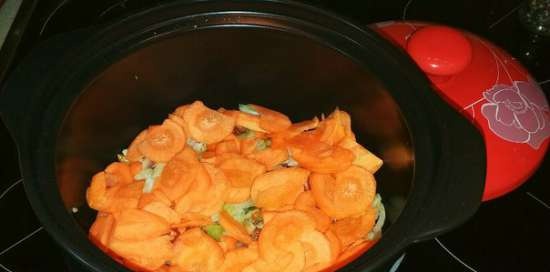 Casseruola di tacchino macinata con verdure, funghi e origano in una pentola di ceramica al forno