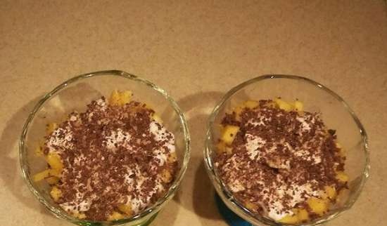 Deser lodowy z mango, migdałami i kawałkami czekolady