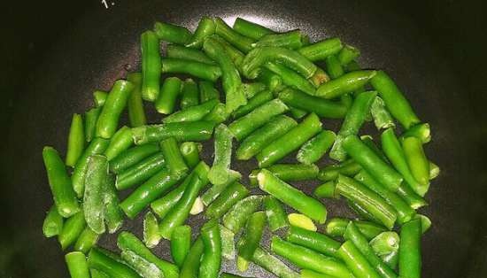 Savoy zelí plněné zelí s celerem na polštáři zelených fazolí ve variči Redmond RMC-M 4502