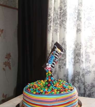 Torta M & M-ekkel és Kit Kat csokoládéval (dekorációs műhely)