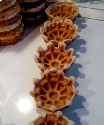 Tortino di waffle con ripieno di cagliata e frutti di bosco della macchina per tartellette Steba