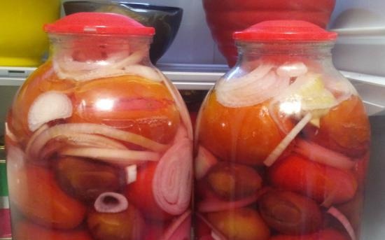 Pomidory z cebulą i olejem roślinnym